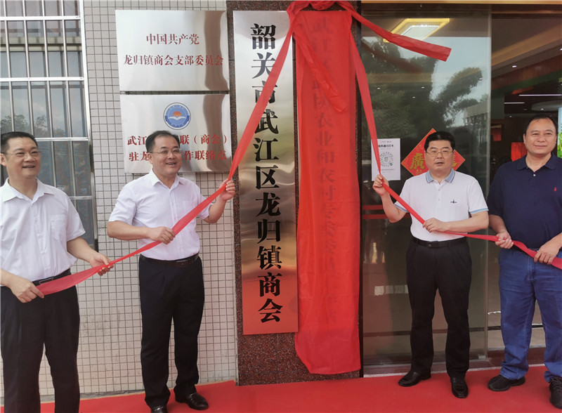 市、區(qū)政協(xié)領(lǐng)導(dǎo)為“委員工作站”揭牌.jpg