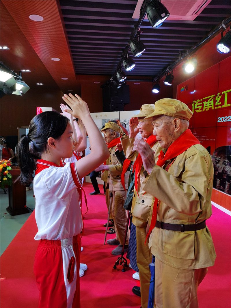 少先隊員代表向抗美援朝英雄致敬_副本.jpg