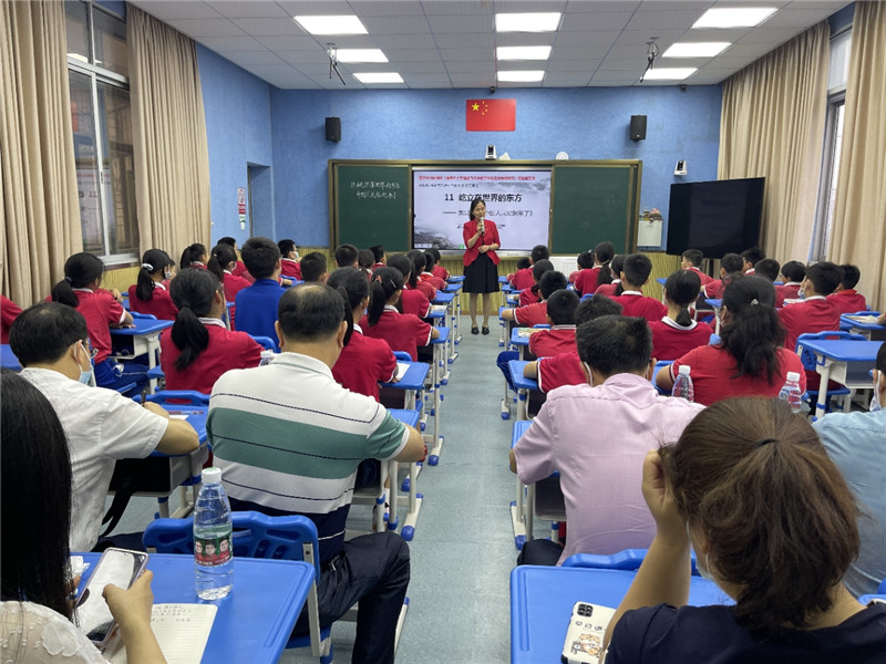 思政課教師上《屹立在世界東方》公開課.jpg