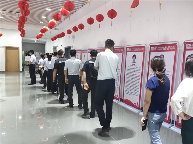 職工代表參觀展覽圖.jpg