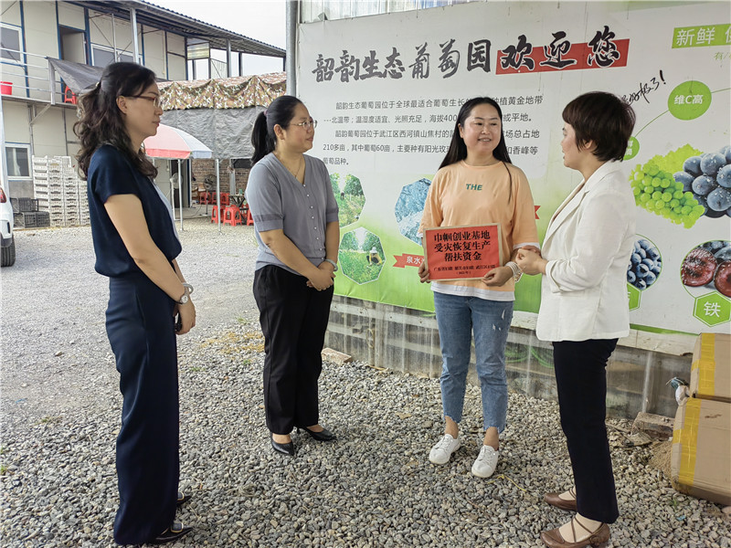 調(diào)研巾幗創(chuàng)業(yè)基地 (1).jpg