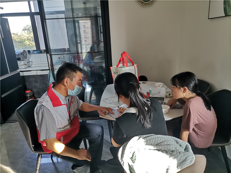 區(qū)人大常委會(huì)黨組書記孫理鳴在指導(dǎo)居民完成調(diào)查問(wèn)卷填寫.jpg