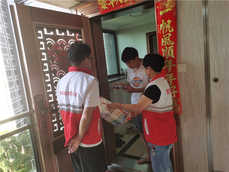 區(qū)人大機(jī)關(guān)黨員志愿者入戶發(fā)放宣傳手冊(cè).jpg