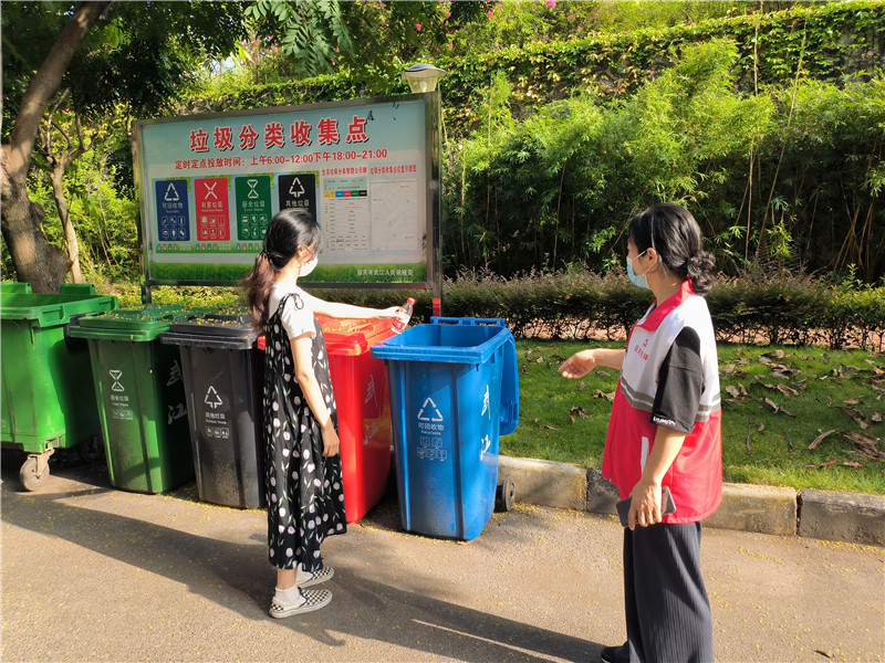 指導市民進行垃圾分類.jpg