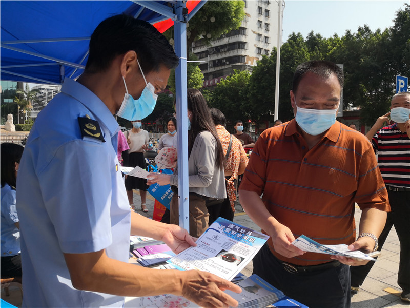 執法人員現場宣傳燃氣具安全知識.jpg