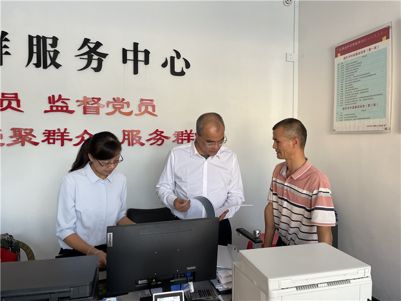 楊安隊(duì)詳細(xì)詢問數(shù)據(jù)采集和審核上報(bào)情況.jpg