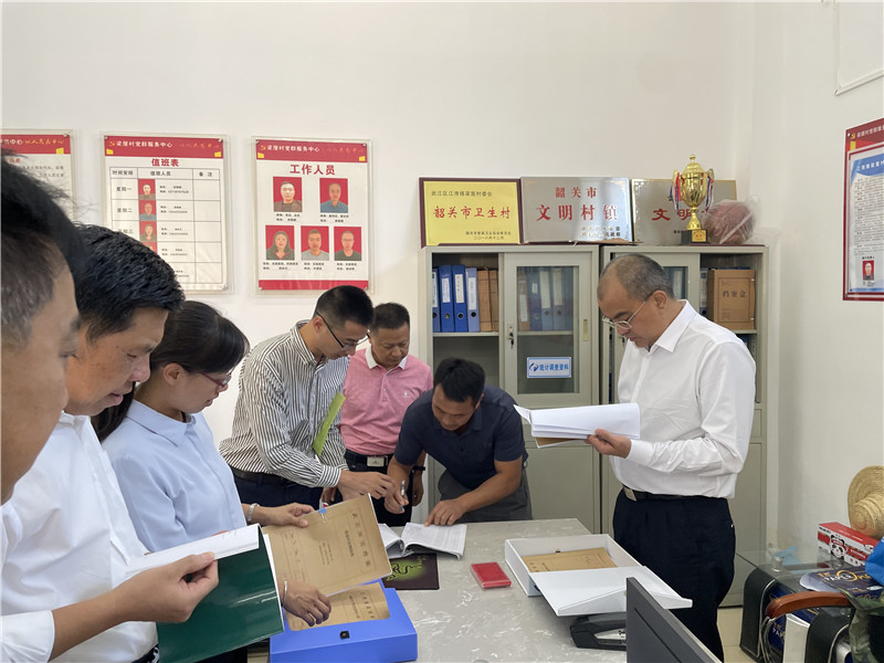 楊安隊(duì)檢查基層統(tǒng)計(jì)臺賬.jpg