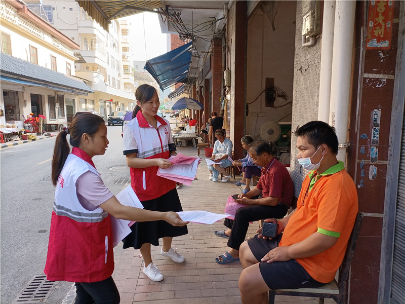 志愿者向居民發(fā)放文明宣傳單.jpg