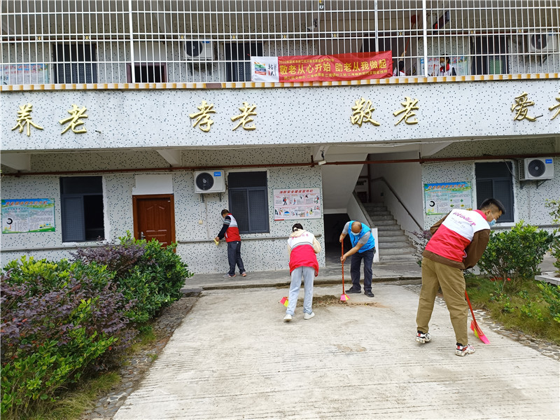 志愿者們正在打掃衛生.jpg