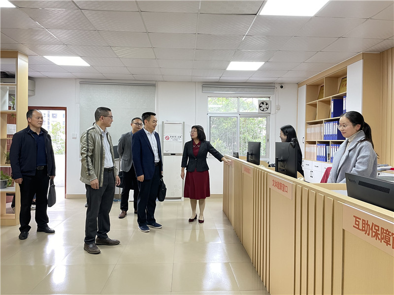 調(diào)研組調(diào)研職工服務(wù)中心建設(shè).jpg