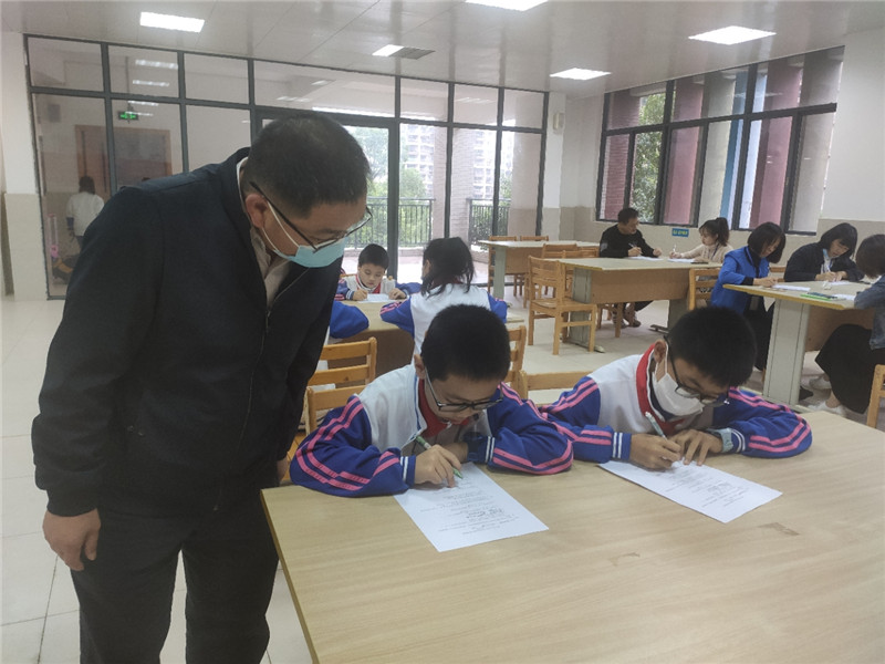 2022年11月3日，武江區(qū)教育局創(chuàng)文小組到東崗太陽(yáng)城小學(xué)開(kāi)展創(chuàng)文第二次模擬測(cè)評(píng)工作.jpg