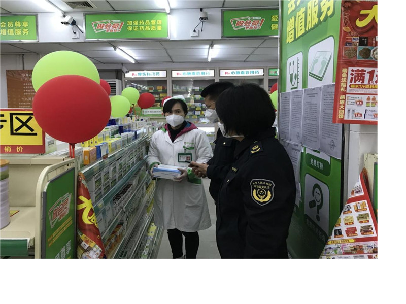 武江區市場監管局執法人員對藥店進行價格監管（拍攝者：李偉青）.jpg