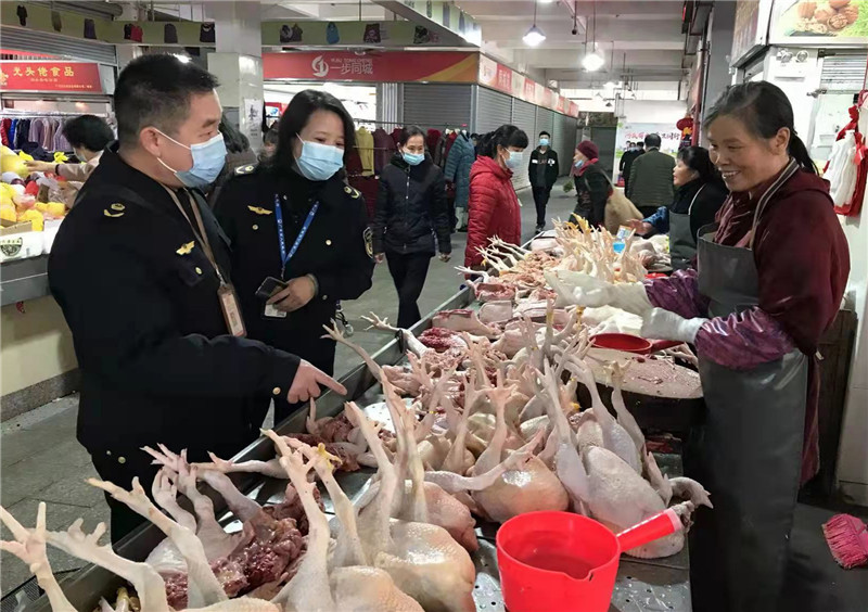 武江區市場監管局執法人員對農貿市場進行價格監管（拍攝者：李偉青）.jpg