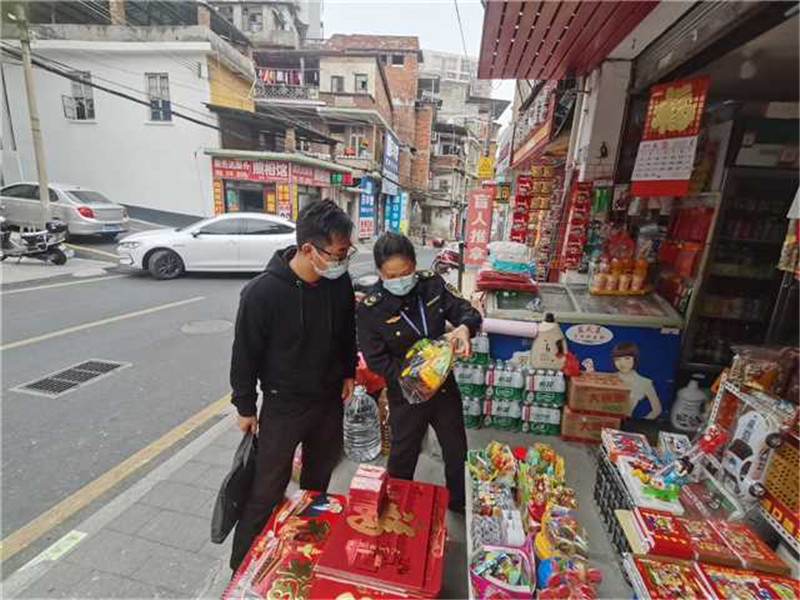 執法人員在檢查校園周邊食品經營單位.jpg
