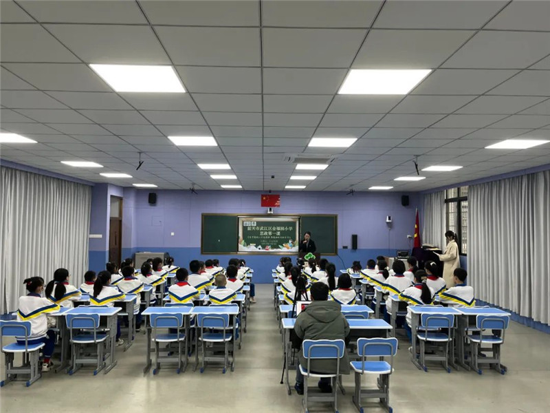 金福園校長上開學“思政第一課”。.jpg