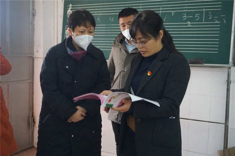 馬文娟（右一）檢查校園開學情況。.jpg