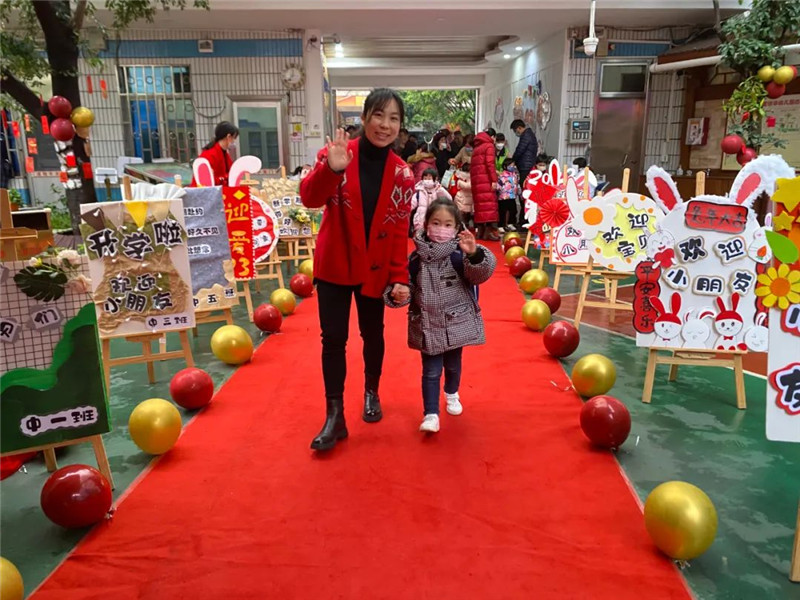新華幼兒園小朋友與老師一起手牽手走紅毯。.jpg