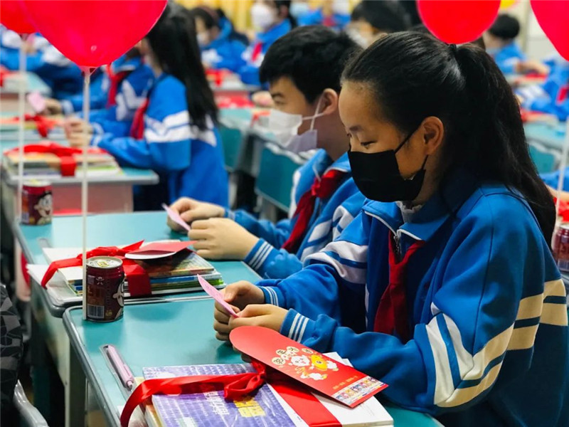 東崗小學學生欣喜地拆開紅包，閱讀老師的祝福。.jpg