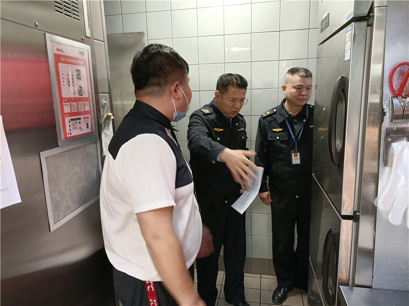 到肯德基檢查食品安全工作落實情況.jpg