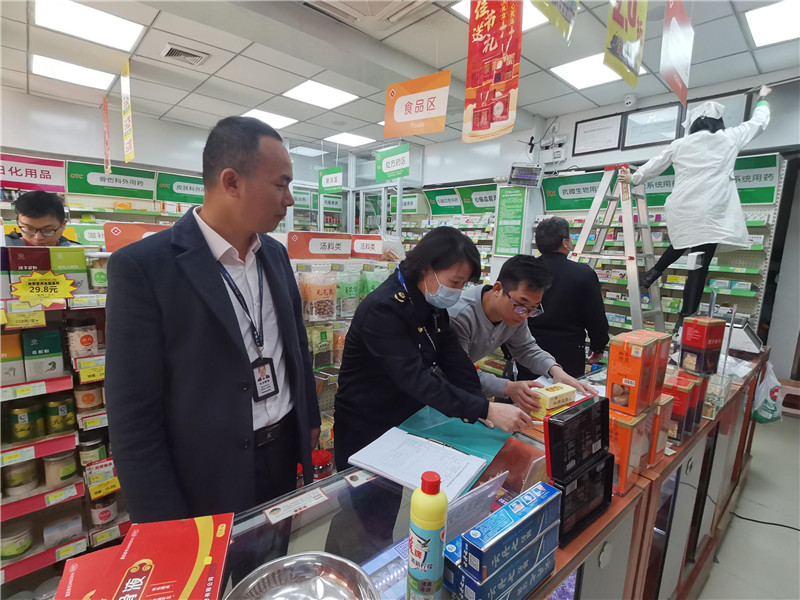 執法人員開展涉疫藥品和醫療用品價格監管.jpg