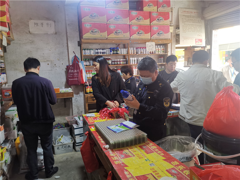 執法人員對農資經營的化肥進行檢查.jpg