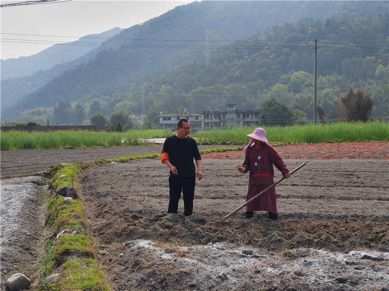 工作人員到田間地頭向村民講解毒品知識.jpg