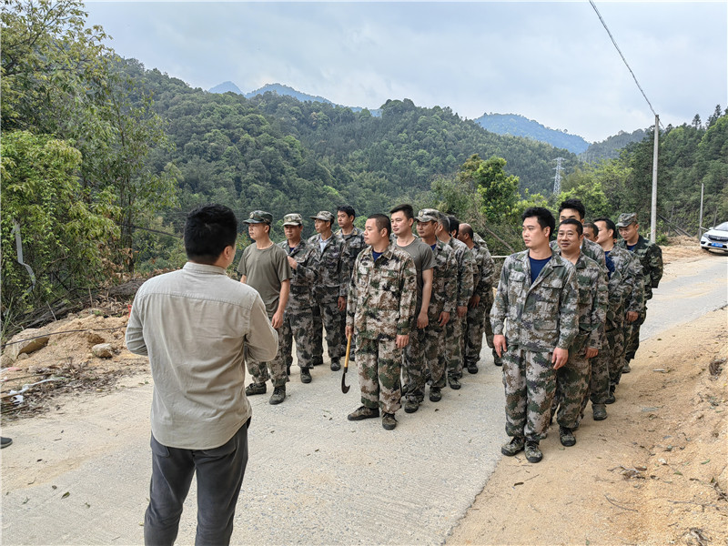 江灣鎮發動應急隊對鍋溪村委公路滑坡隱患點進行臨時整治.jpg