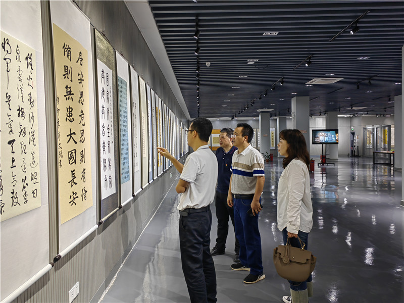 參觀展覽.jpg
