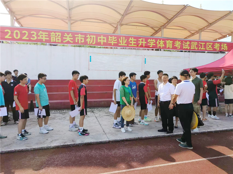 區(qū)委常委、組織部長段世甲巡視體育中考.jpg