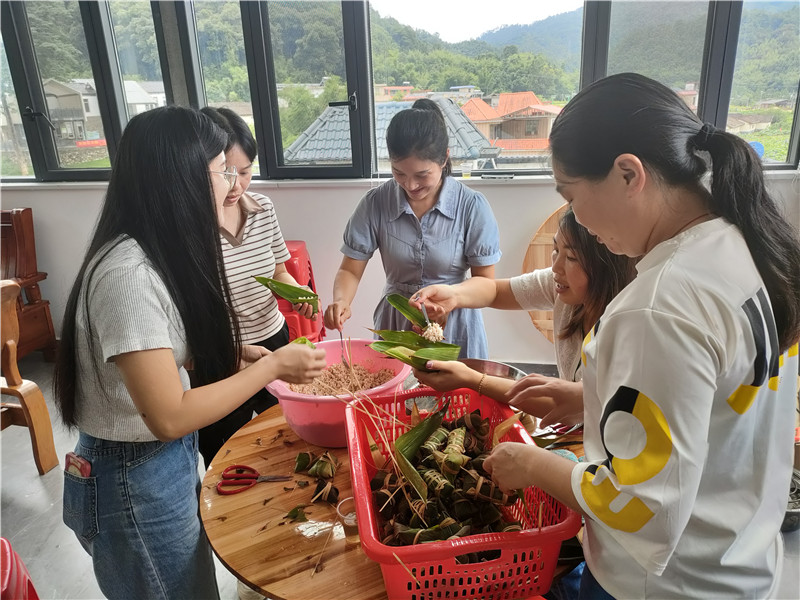 年輕干部職工在學如何包粽子.jpg