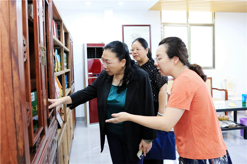 江灣鎮(zhèn)天冬基地負(fù)責(zé)人介紹基地情況.jpg