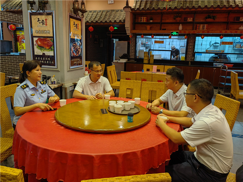在毛家餐飲聽取匯報(bào).jpg
