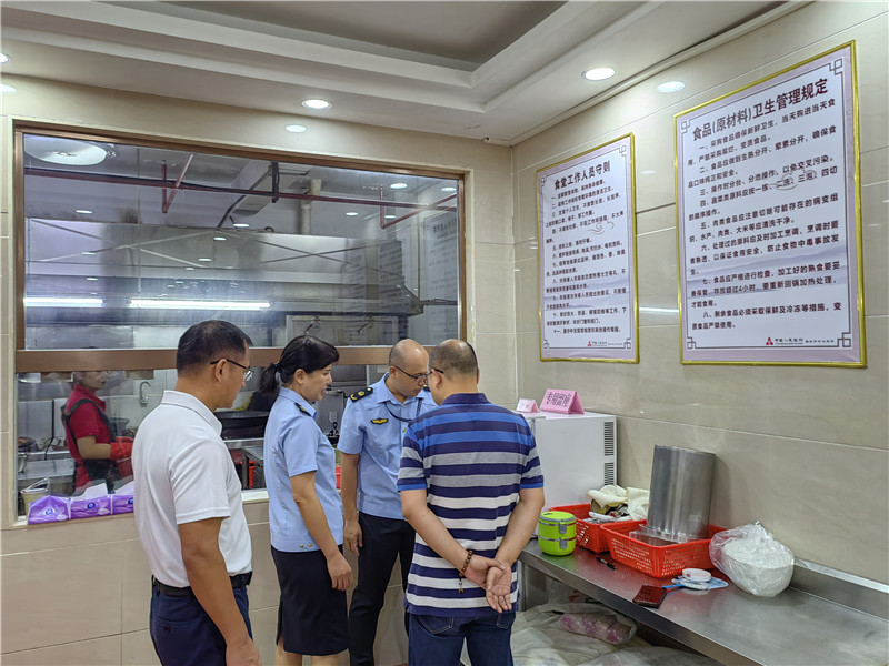 在中國(guó)人民銀行檢查食品留樣.jpg