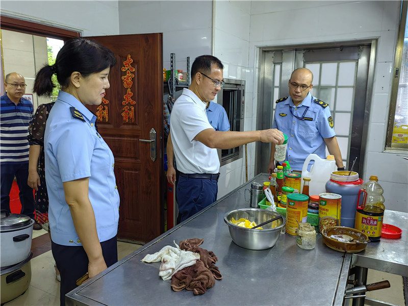 在中國(guó)人民銀行食堂廚房進(jìn)行檢查.jpg