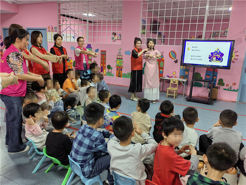 心理咨詢師與孩子們互動.jpg