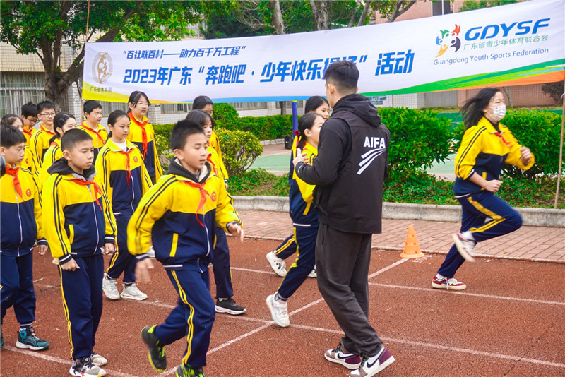 體適能團隊為學生進行體適能課堂.jpg