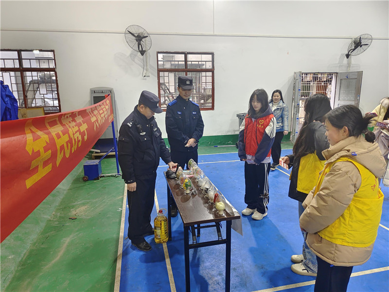 民警和志愿者現場講解.jpg