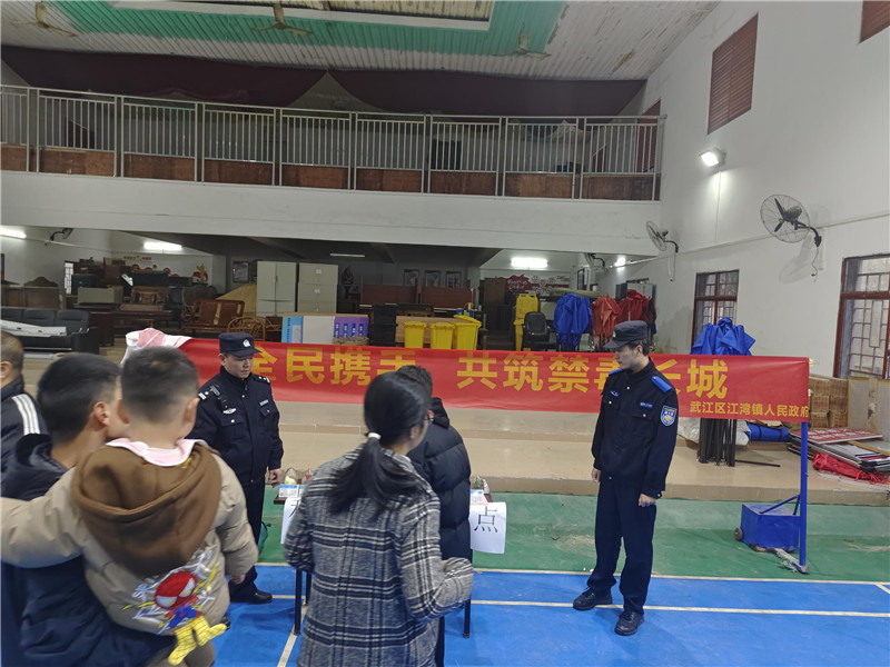 民警現場宣傳.jpg
