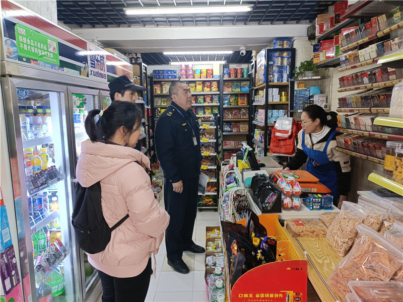 執(zhí)法人員對校園周邊食品經(jīng)營主體進行檢查1.jpg