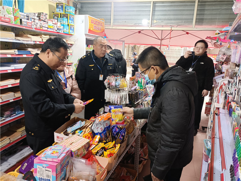 執(zhí)法人員對校園周邊食品經(jīng)營主體進行檢查3.jpg