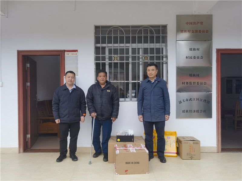 1-2為脫貧戶送上慰問品、慰問金.jpg
