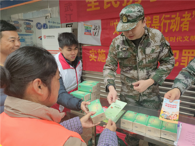 江灣鎮民兵向群眾發放宣傳資料.jpg