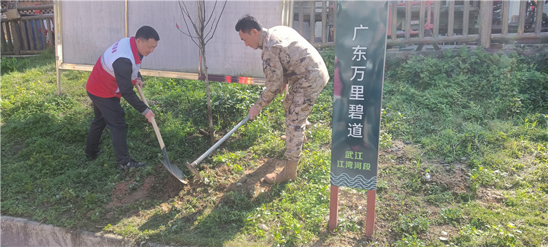 江灣鎮主要領導與江灣鎮武裝部部長共同義務植樹.jpg