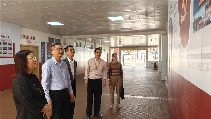 察看黨建宣傳欄.jpg