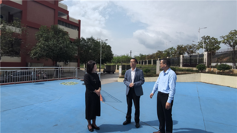 調研組實地察看學校運動場地.jpg