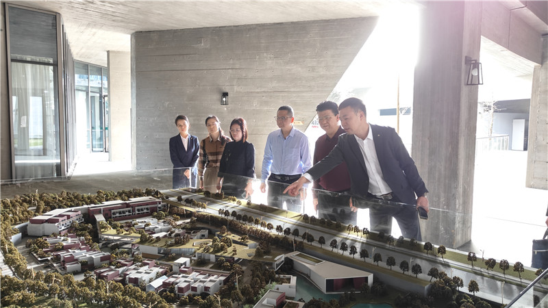 調研組察看療休養基地周邊設施.jpg