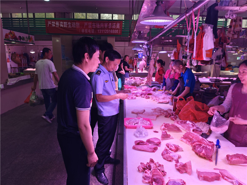 區市場監管局在農貿市場開展食品安全檢查.jpg