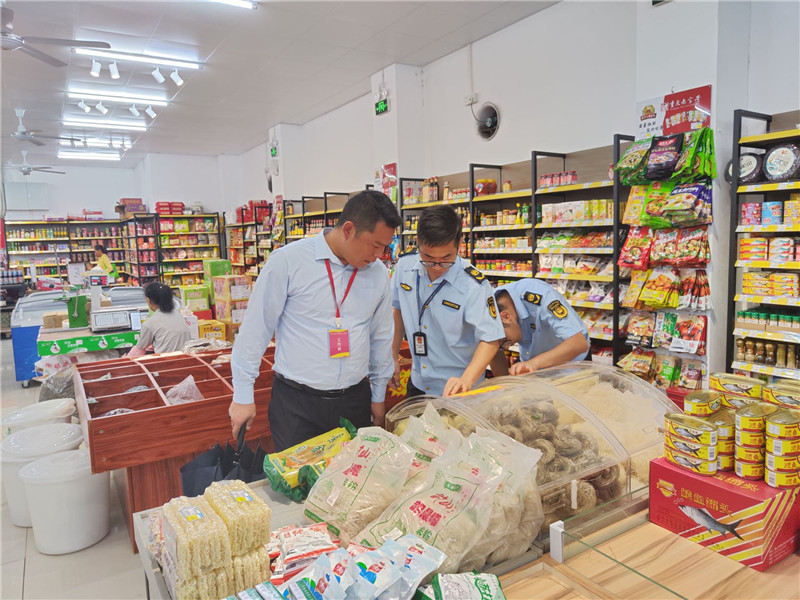 重陽鎮綜合執法大隊在超市開展汛期食品安全檢查.jpg