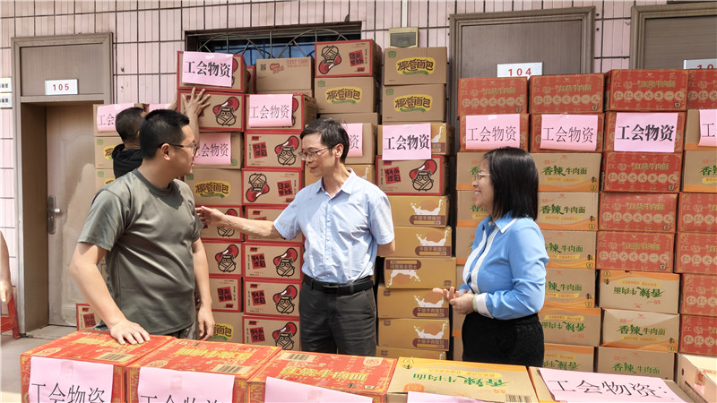慰問組與救災一線的職工交流.jpg