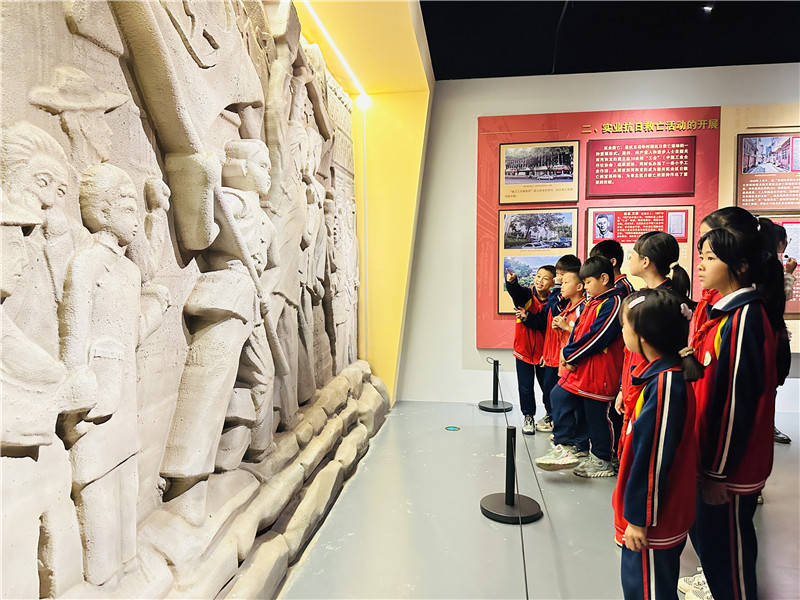 鳳田小學組織學生參觀展館.jpg